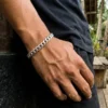 Tekstur Permukaan Sterling Silver Gelang Rantai Pria Perak Asli 925 pada tangan pria