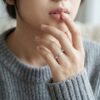 Cincin Simple Unisex Perak 925 Asli Lingkar Polos Midi di depan bibir model