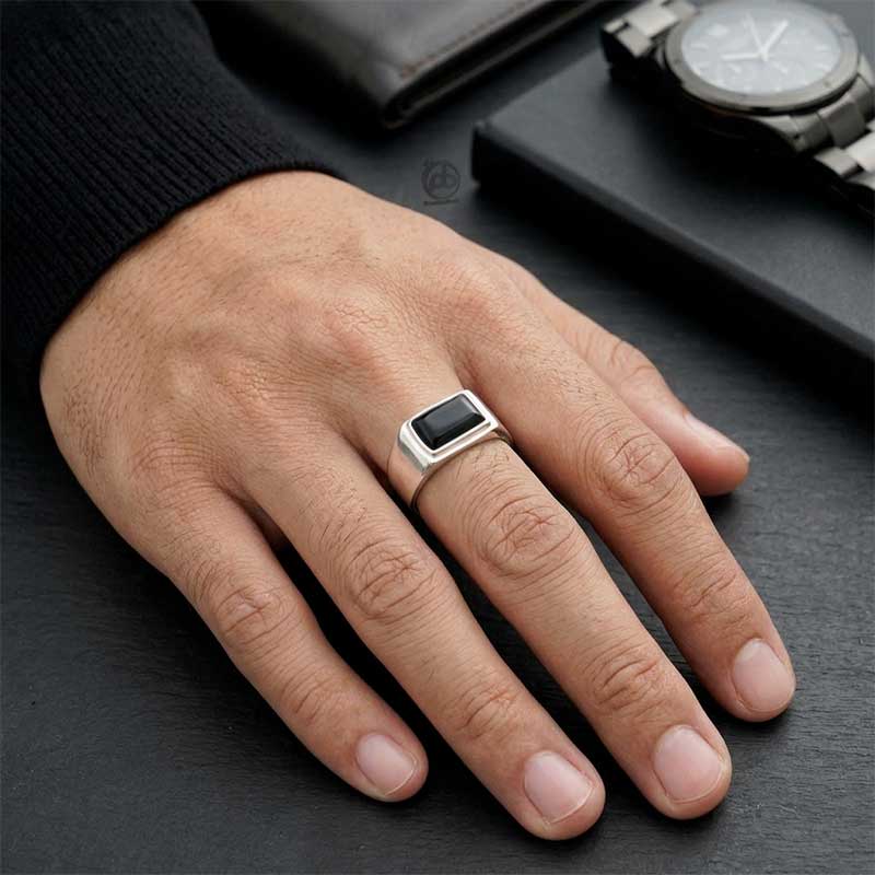 Cincin Pria Perak Bali Siver 925 Black Handmade Onyx Natural Signet Canero pada jari cowok di meja
