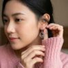 Anting Hook Wanita Perak Aslli 925 Red Garnet Garetha ilustasi pakai model dari samping