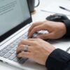Cincin Pria Perak Bali Silver 925 Asli Model Ikat Jalin Tikar di atas kayu depan laptop
