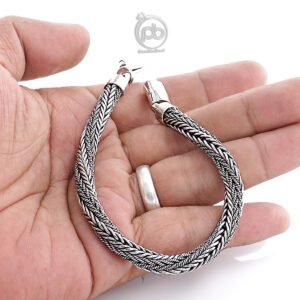 Close up ukiran detail motif sisik naga pada gelang perak 925 pria