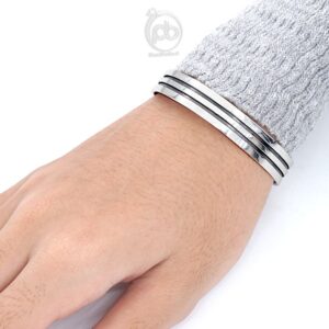Gelang Wanita Pria Open Bangle Perak 925 Boxed Edge Duolino pada tangan model kiri