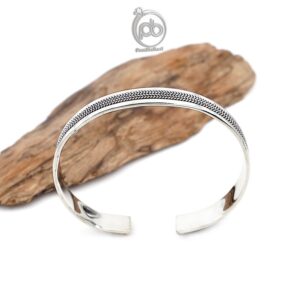 Gelang Open Bangle Wanita Pria Perak 925 Pipih Jalin Tali Virtuoso di  atas kayu tampak atas