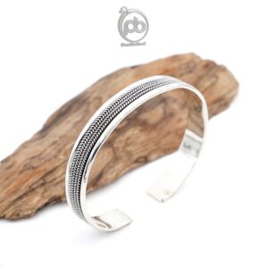 Gelang Open Bangle Wanita Pria Perak 925 Pipih Jalin Tali Virtuoso di  atas kayu tampak miring