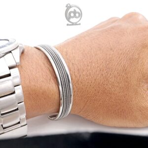 Gelang Open Bangle Wanita Pria Perak 925 Pipih Jalin Tali Virtuoso di  atas kayu pada model pria