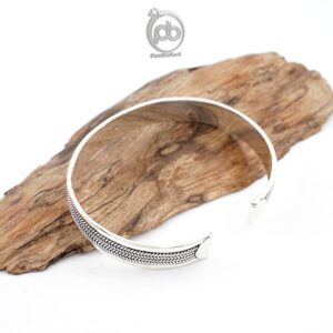 Gelang Open Bangle Wanita Pria Perak 925 Pipih Jalin Tali Virtuoso di atas kayu tampak samping