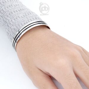 Gelang Wanita Pria Open Bangle Perak 925 Boxed Edge Duolino pada tangan model kanan