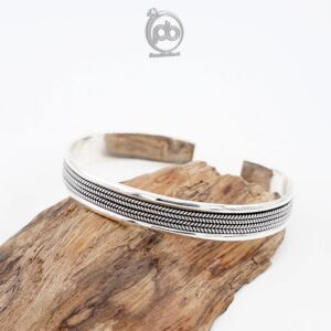 Gelang Open Bangle Wanita Pria Perak 925 Pipih Jalin Tali Virtuoso di  atas kayu tampak depan kiri