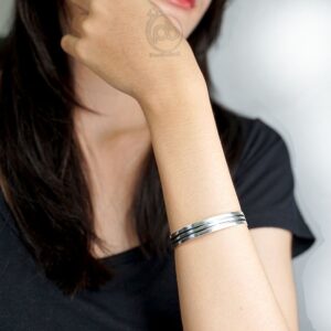 Gelang Wanita Pria Open Bangle Perak 925 Boxed Edge Duolino pada model