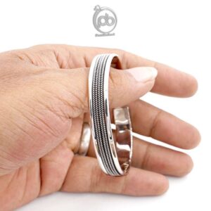 Gelang Open Bangle Wanita Pria Perak 925 Pipih Jalin Tali Virtuoso pada tangan model