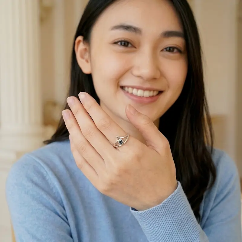 Cincin Wanita Perak 925 Natural Mini Sky Topaz Vivarini dipakai model depan