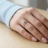 Cincin Wanita Perak 925 Natural Mini Sky Topaz Vivarini dipakai model di jari manis