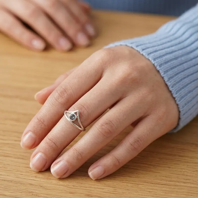 Cincin Wanita Perak 925 Natural Mini Sky Topaz Vivarini dipakai model di jari tengah