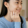 Cincin Wanita Perak 925 Natural Mini Sky Topaz Vivarini dipakai model arah samping