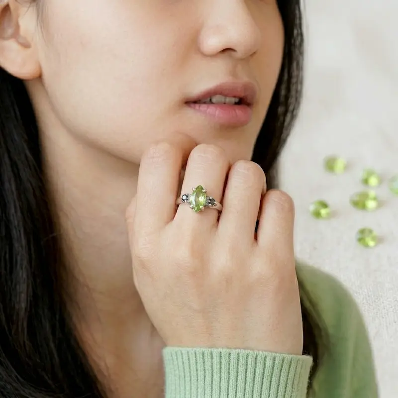 Cincin wanita perak asli 925 dengan taburan batu natural peridot Dothea