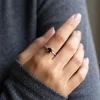 Cincin wanita sterling silver 925 batu hitam onyx saat dikenakan di jari tangan