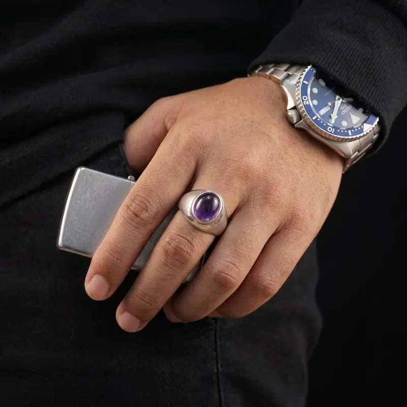 Cincin Pria Perak 925 Kecubung dikenakan di jari model pria