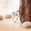 Detail sudut kemiringan cincin perak 925 model minimalis batu natural moonstone muliana