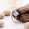 Close up batu mulia natural moonstone oval cabochon 7x5mm pada perhiasan perak bali