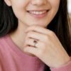 Foto estetis pemakaian cincin wanita imut perak asli 925 di jari tangan model wanita.