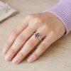 Cincin perak 925 tabur zircon tampak atas di tangan model