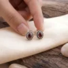 Close up batu permata alami natural red garnet berbentuk oval cabochon warna deep red.