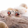 Anting wanita imut perak asli 925 dengan batu natural red garnet model Jawanova tampak depan.