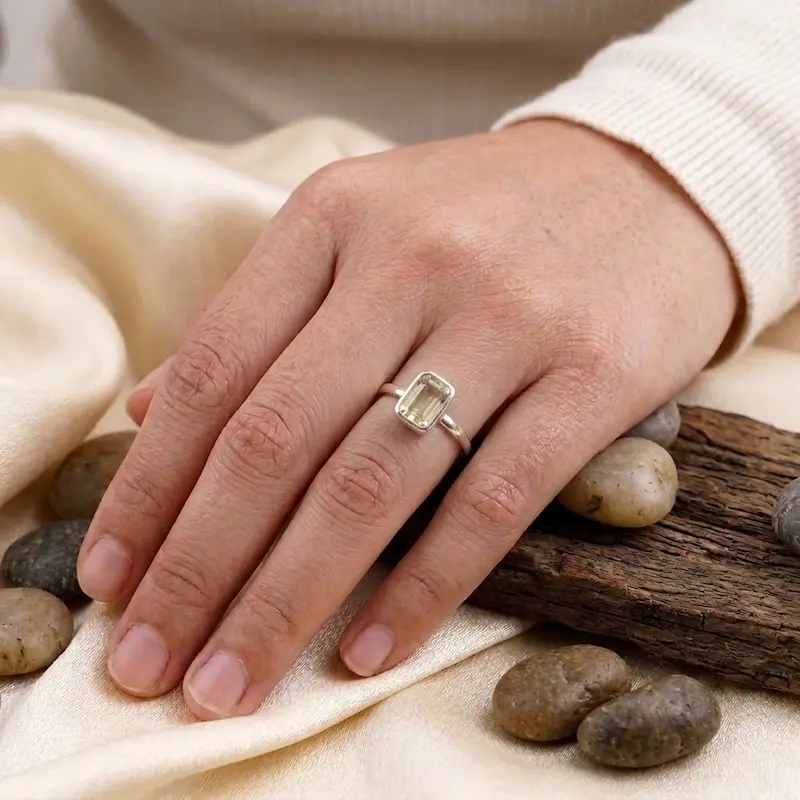 cincin perak 925 asli wanita di jari tampak depan