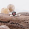 Cincin wanita imut perak asli 925 dengan batu natural red garnet model Jawanova tampak depan.