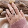 cincin wanita imut perak asli 925 di jari tangan model wanita.
