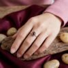 pemakaian cincin pada jari tangan wanita imut perak asli 925 di jari tangan model wanita.
