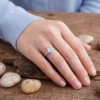 tampak atas cincin perak bali wanita moonstone di jari