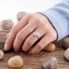 tampak depan cincin perak wanita moonstone di jari
