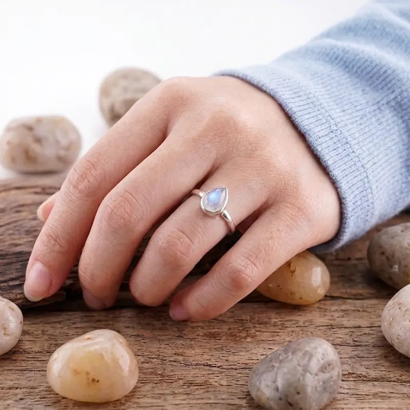 tampak depan cincin perak wanita moonstone di jari