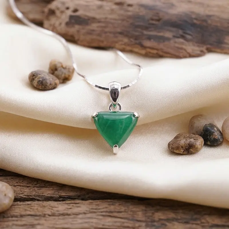 Liontin perak 925 green jade model triangle tampak depan