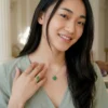 Liontin green jade perak 925 dengan desain batu giok hijau dipakai model