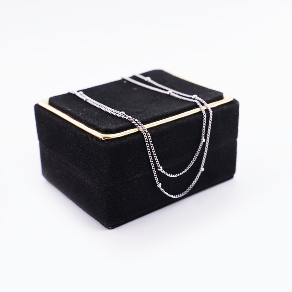 Detail rantai Cuban Chain pada kalung perak wanita