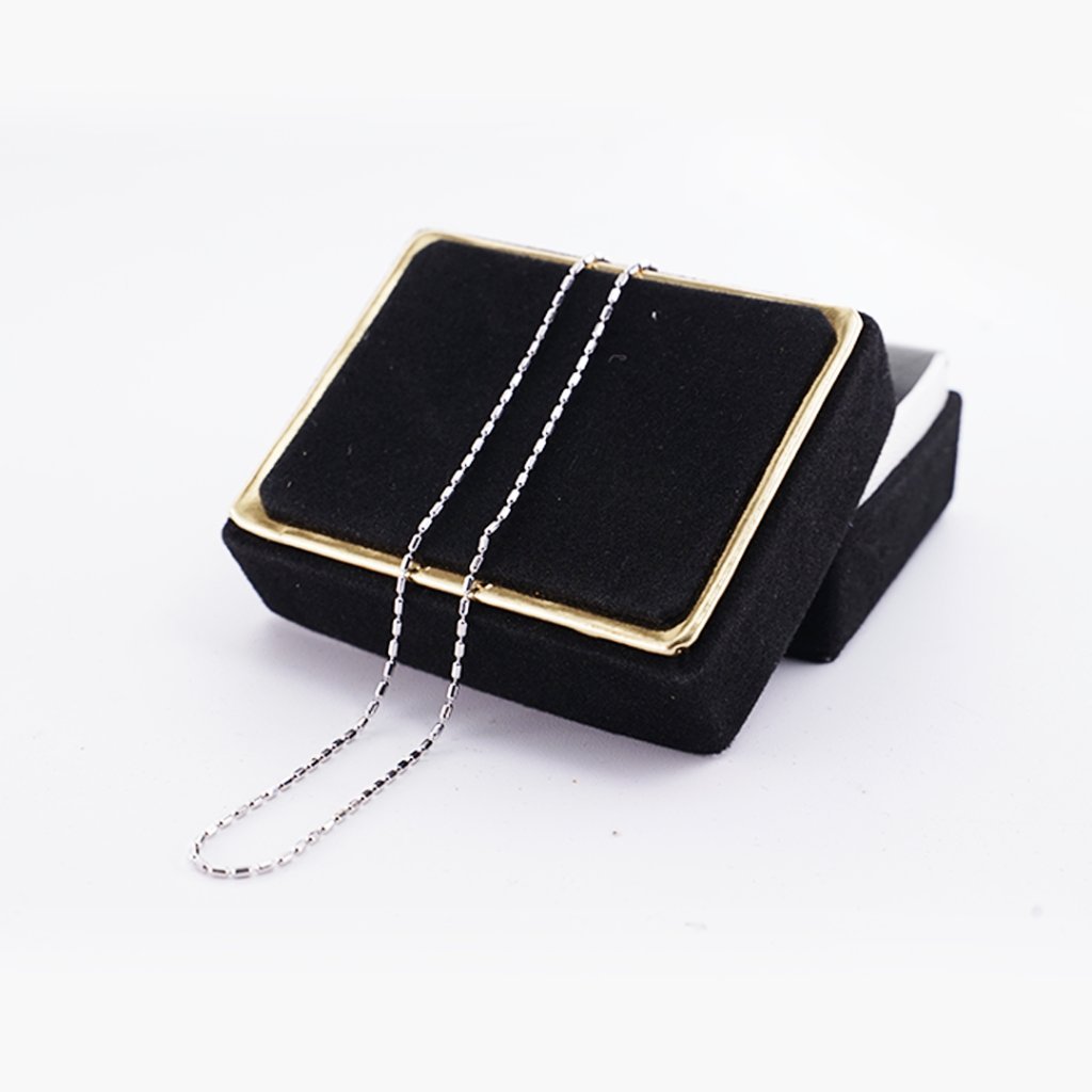 kalung-lapis-rhodium-wanita-perak-925-dikenakan-di-leher